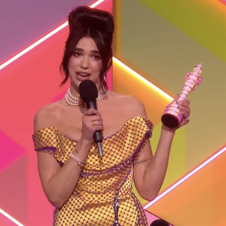 tracklist's tweet image. O Brit Awards irá remover as suas categorias separando o artista por gênero masculino ou feminino a partir de 2022.

“Parece completamente o momento certo para celebrar as conquistas dos artistas pela música que eles criam e pelo trabalho que fazem, independentemente do gênero.”