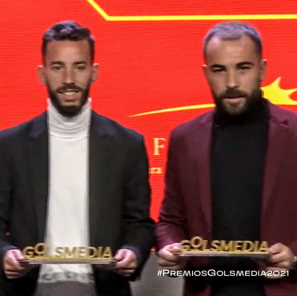 🏅 <a href="/GolsmediaNacion/">Golsmedia Nacional</a> en su Gala Nacional junto a la <a href="/rfef/">RFEF</a> entrega los #PremiosGolsmedia2021 a los jugadores más destacados del Grupo IX de Tercera División 2020/21:

🏆 Mejor defensa:
➡️ <a href="/alvaariitoo/">Alvaro Ocaña</a>
🏆 Mejor centrocampista:
➡️ <a href="/cerverajhc/">Cervera</a>

¡Enhorabuena! 👏

#VamosVelez
🔵⚪🔵⚪🔵