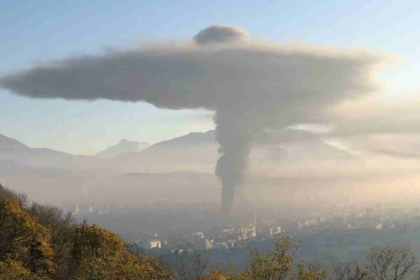 ____TWT____'s tweet photo. @VilledeGrenoble @GreenGrenoble22 Entreprise de négoce de matériel de plomberie. Du PVC brûlé à pleins poumons ! https://t.co/YItpwabYEr