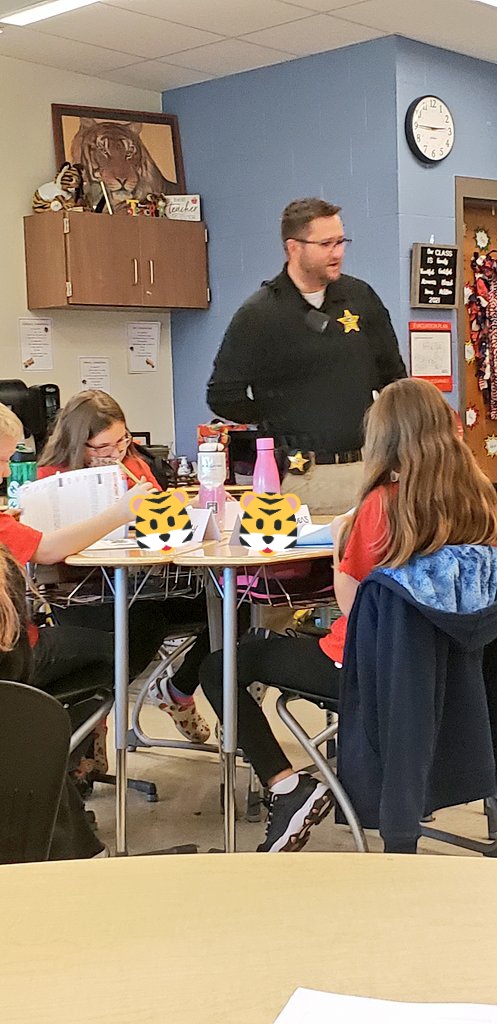 LindseyC83's tweet photo. Deputy Bowers teaches our 5th graders the skills they need to stay drug free in the DARE program. #sullivanscholars #cestogether #circlevilletigers https://t.co/kyrKqAQ2tW
