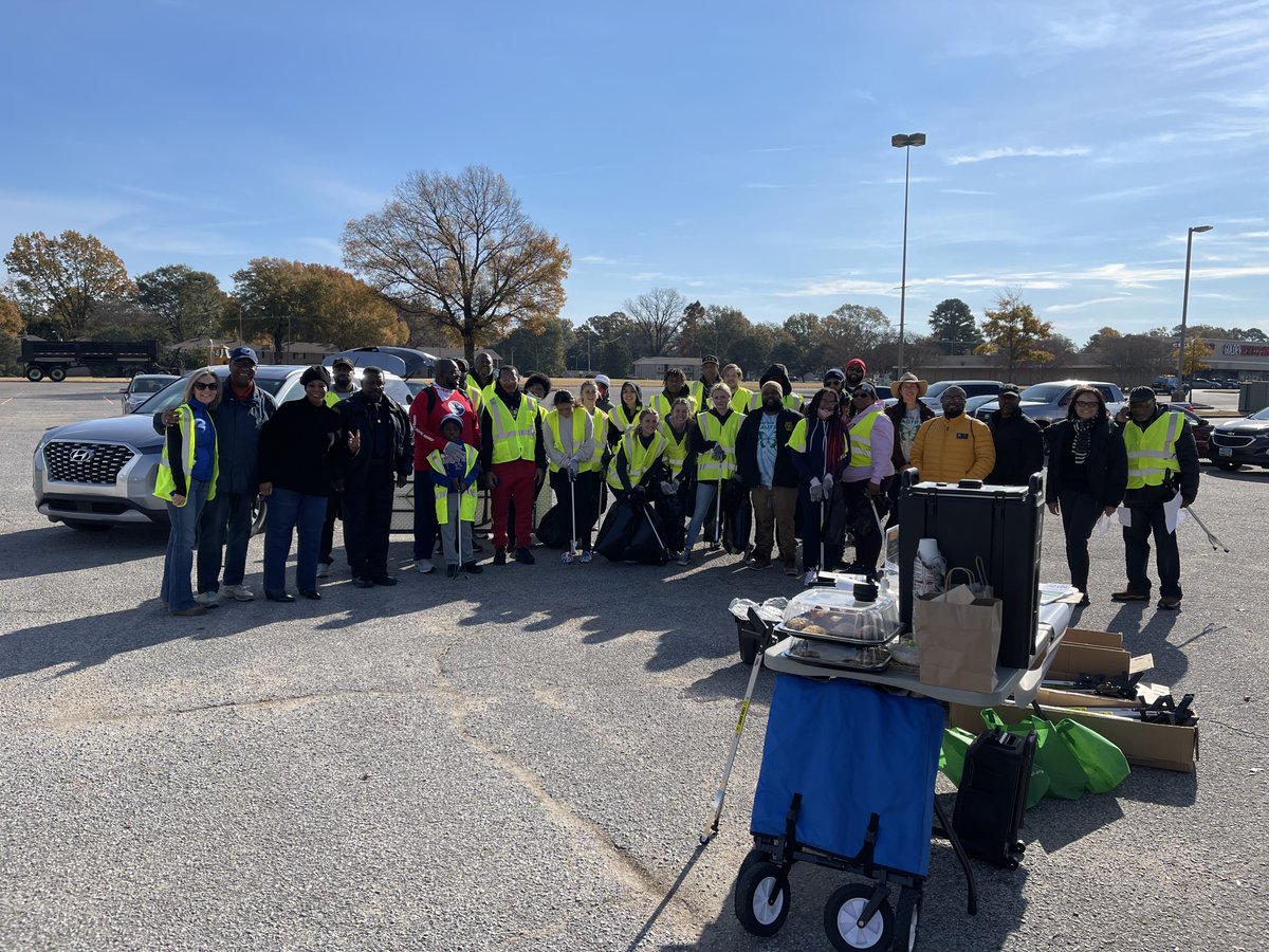 MEM_Beautiful's tweet photo. For #NoTrashNovember, we teamed up with Memphis City Councilmember Patrice Robinson (@councilwomanpjr) and @gwercMemphis and Michael O. Harris for a Whitehaven cleanup. We started off with a quick #Trashercise warmup to get us ready to work! https://t.co/vqA36eLTu0
