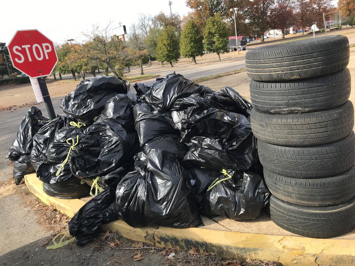 MEM_Beautiful's tweet photo. For #NoTrashNovember, we teamed up with Memphis City Councilmember Patrice Robinson (@councilwomanpjr) and @gwercMemphis and Michael O. Harris for a Whitehaven cleanup. We started off with a quick #Trashercise warmup to get us ready to work! https://t.co/vqA36eLTu0