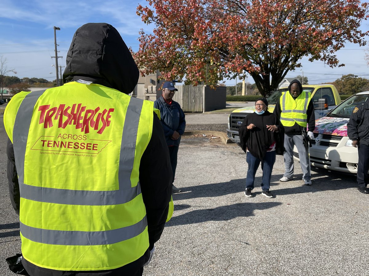 MEM_Beautiful's tweet photo. For #NoTrashNovember, we teamed up with Memphis City Councilmember Patrice Robinson (@councilwomanpjr) and @gwercMemphis and Michael O. Harris for a Whitehaven cleanup. We started off with a quick #Trashercise warmup to get us ready to work! https://t.co/vqA36eLTu0