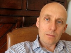 🗣️ Listen to the award-winning Welsh dramatist and director Ian Rowlands discuss his experiences of working in multilingual theatre at the free Ceangal | Cwlwm event this Saturday  orlo.uk/bkLIw Ian Rowlands undertook his PhD by Portfolio at <a href="/USWCreative/">USW Creative</a>.