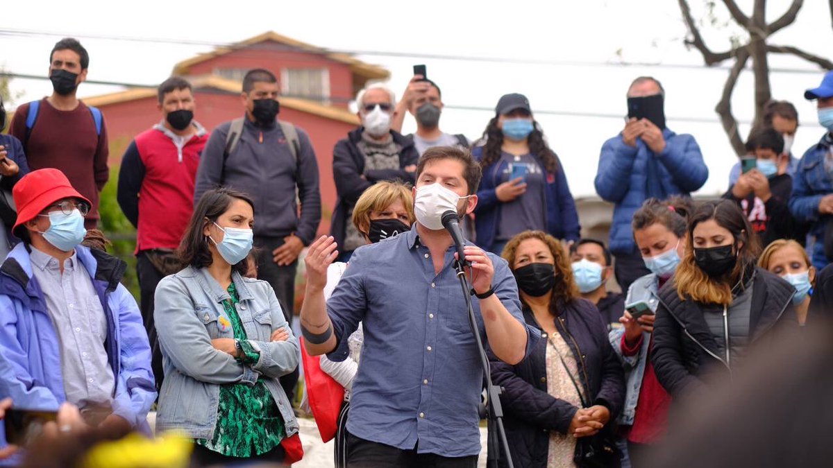 Nos reunimos con dirigencias vecinales en el cerro Esperanza de Valparaíso. Junto a organizador@s de ollas comunes y clubes deportivos decimos firme: no bajaremos los brazos para poder ser mayoría el 19 de diciembre. 
No hay tiempo que perder. A las calles a sumar voluntades!
