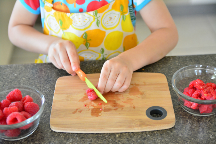 safekidsri's tweet photo. Kids helping in the kitchen? Not every job is for every age: https://t.co/19dWOy3owb https://t.co/faIM0dwOxA