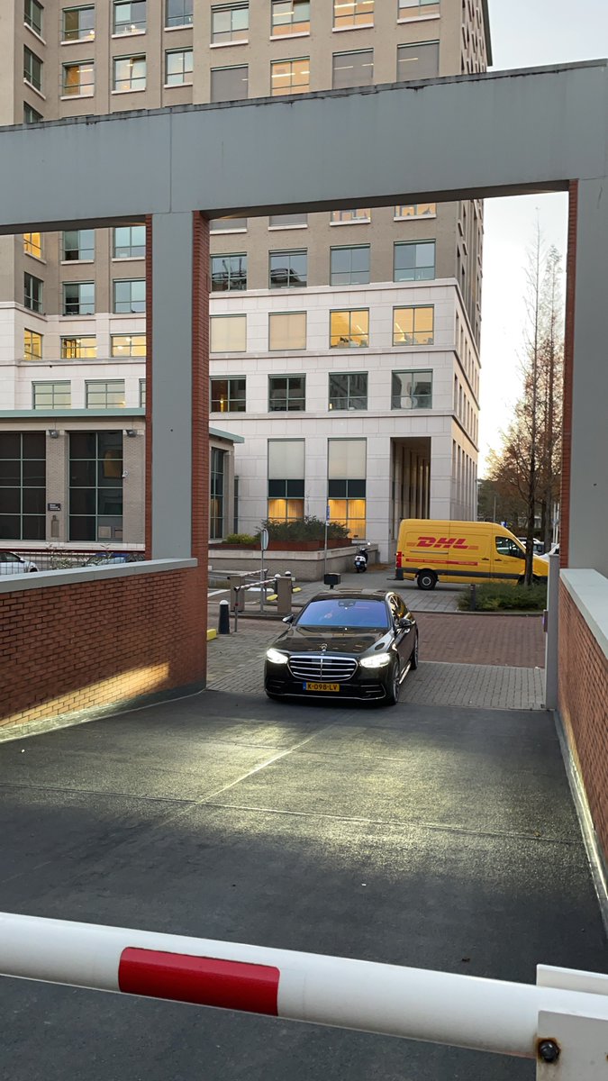We rijden deze week de Mercedes S-Klasse! Dit zou maar zo ‘ns de nieuwe auto van een minister kunnen worden! 

#hugodejonge of #MARK