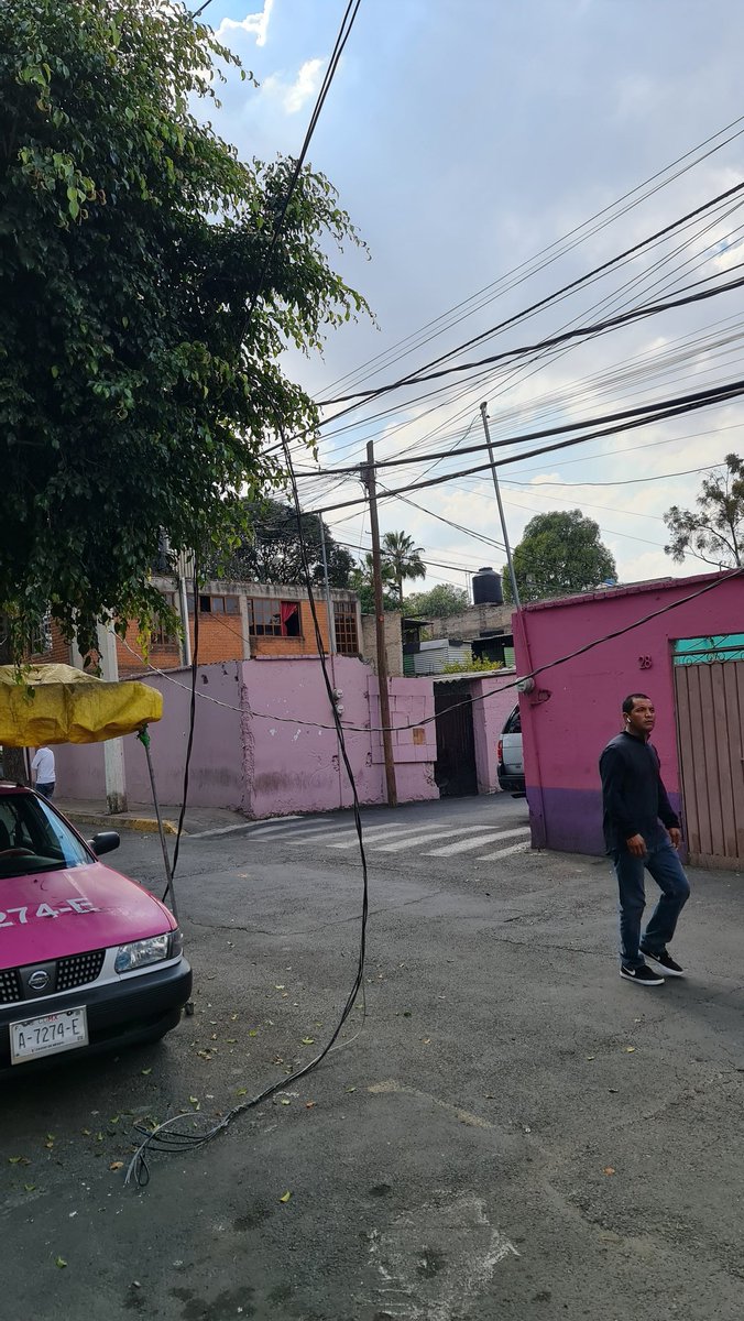 elmajul's tweet photo. @CFEmx urgente, ayuda. Un camión se llevó varios cables y necesitamos ayuda en la calle Carlos Arruza, Col San Lorenzo Tlaltenango, Miguel Hidalgo 11210 https://t.co/Q4Wumyog90