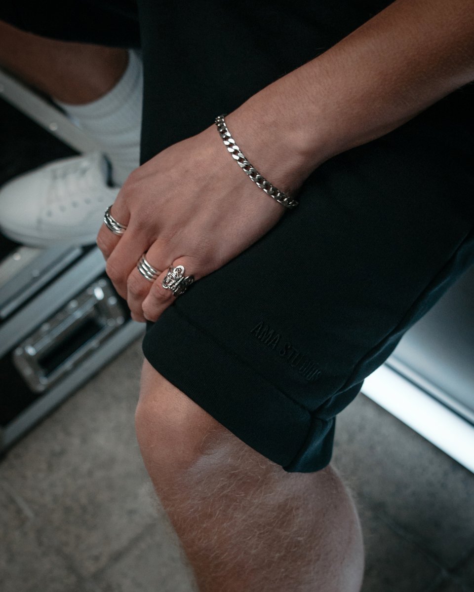 Shorts made of 100% cotton and 420gsm in all black with simple tone-on-tone premium embroidery.

They have the same fit as the shorts from the summer Drop‘21, which were completely sold out in a few minutes. So be quick!