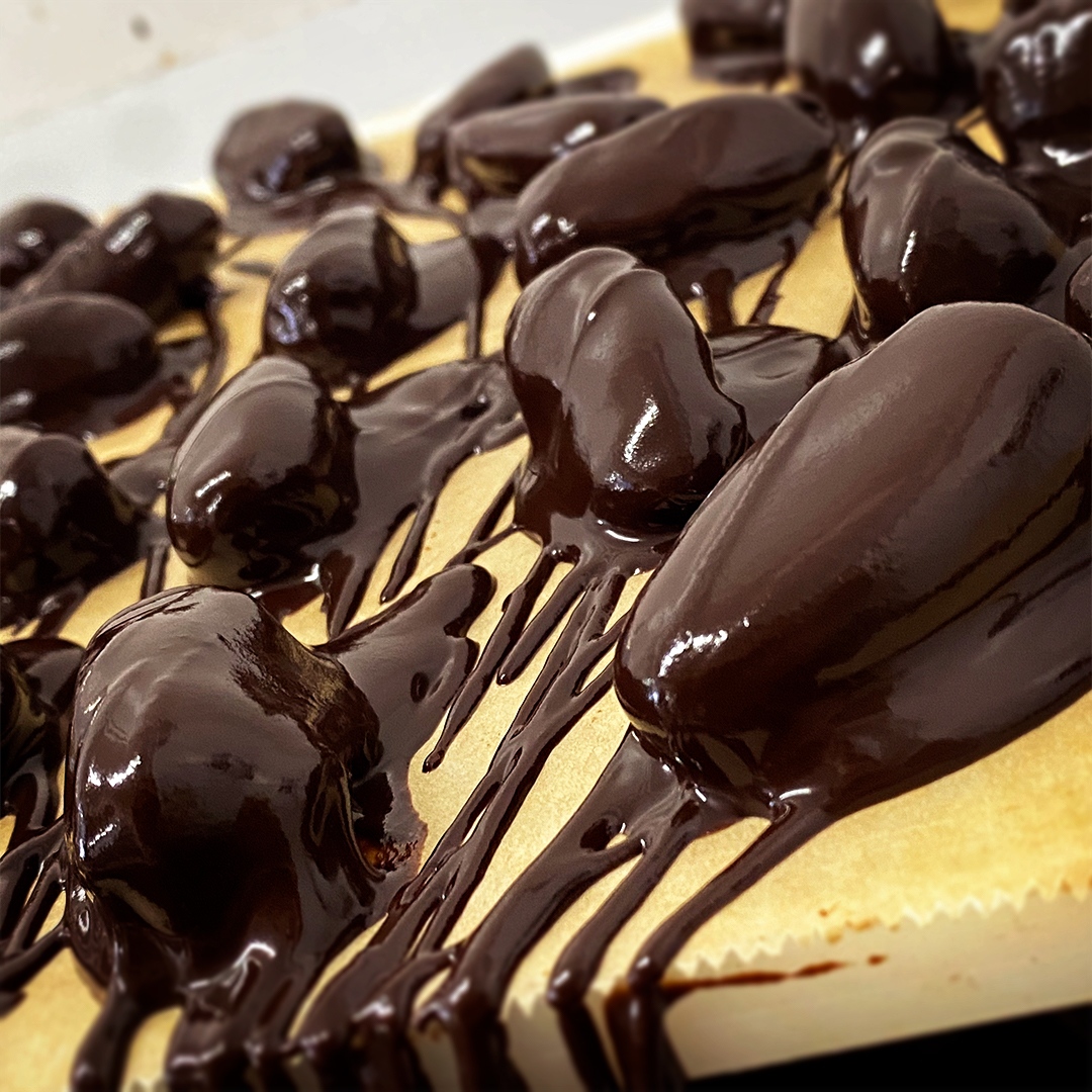 Mmmm chocolate coated dates, no better Autumnal treat! 😋 Our box is the perfect size for sharing, but we wouldn't blame you if you didn't want to 🤫

#chocolatedates #chocolatefruit #chocolate #chocolatecoateddates