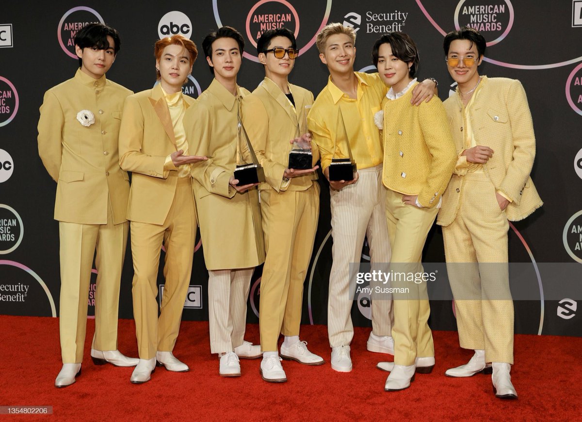 Fathusafnas7's tweet photo. Winning artist of the year award on an American show!😎It’s a whole different story🙌🏻A story that can be cherished💯You’ve come a long way🥺We’re so happy for you @BTS_twt
#BTSAMAsSweep We did it💥3 on 3
These handsome 7s are gonna shine forever✨Lucky & proud to be by ur side💜 https://t.co/ZCq5lJzEeM