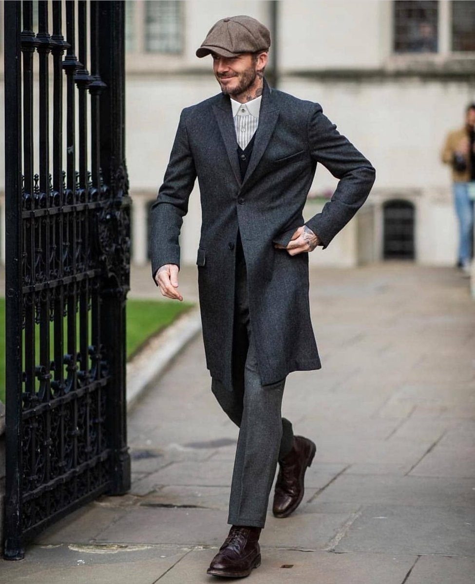 MrMissFake's tweet photo. #MrWorldFK #BastianXMW
@BastianHaagen

Reto 6: Vintage. 

La década de 1920 fue la precursora de la elegancia masculina como la conocemos hoy en día. 
En esta época el atuendo insignia eran los trajes de lana, con características que describo a continuación:

[Hilo] 1/4 https://t.co/gww0McKDGD