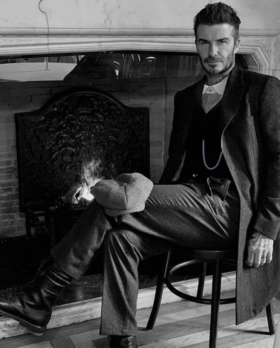 MrMissFake's tweet photo. #MrWorldFK #BastianXMW
@BastianHaagen

Reto 6: Vintage. 

La década de 1920 fue la precursora de la elegancia masculina como la conocemos hoy en día. 
En esta época el atuendo insignia eran los trajes de lana, con características que describo a continuación:

[Hilo] 1/4 https://t.co/gww0McKDGD