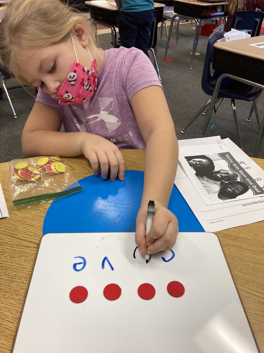 laura_mihalko's tweet photo. Phonics and Phonemic Awareness are the foundational blocks for learning to read. These students are practicing these skills by substituting sounds and blending CVCe words! @MV_Knights #MVLearningFocused https://t.co/2sLEM2IFvp