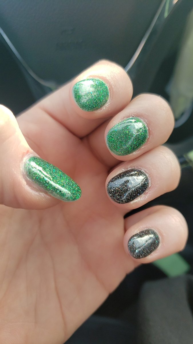 Ninja_Frog1's tweet photo. Absolutely love these colors but what am I doing wrong? 3 glossy top coats and its still lumpy and bumby. Someone help!!!!

@holotaco @nailogical #HoloTaco #CristmasCollection https://t.co/qkuOU9tuu3