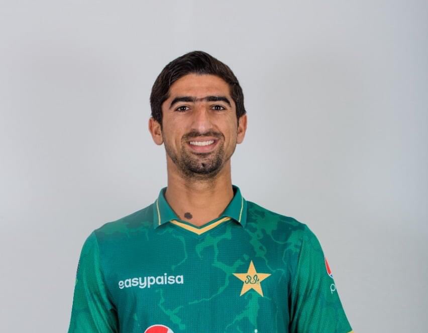 Qari_Sahib_'s tweet photo. Hum Shahnawaz Dahani ko tori say bani pitch par pehli 
wicket lainay ki Mubarakbad daity hain https://t.co/dPvmEApAD1