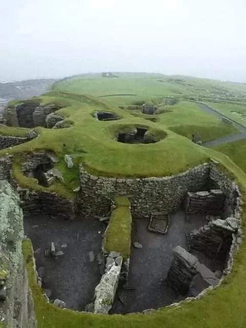 archeohistories's tweet photo. Jarlshof Prehistoric and Norse settlements in Shetland, Scotland.
Site settlements cover more than 4000 years of human history, from neolithic houses, bronze age village, Iron Age broch and wheelhouses, norse longhouse, medieval farmstead and 16th century laird’s house. https://t.co/HYBRbInDgQ
