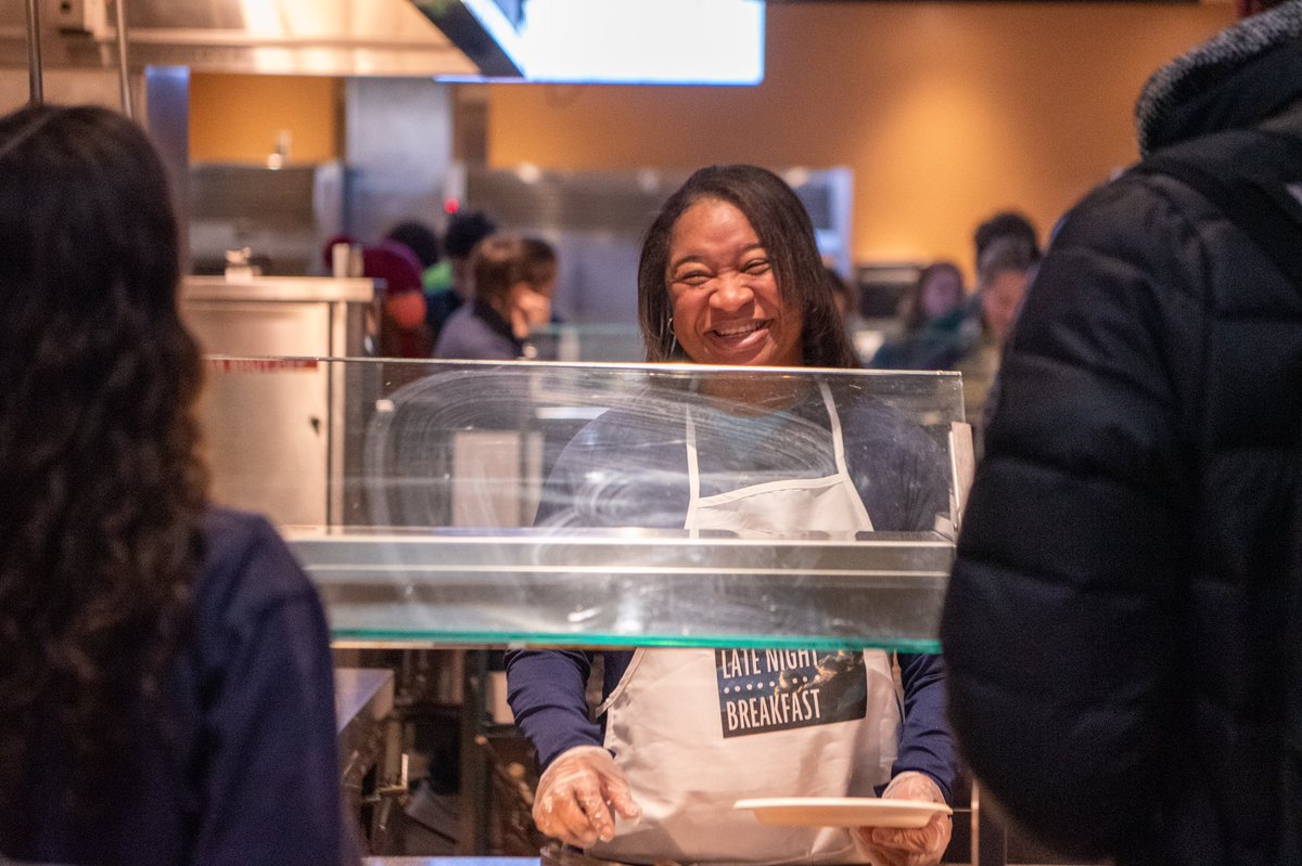 CarletonCollege's tweet image. Late night breakfast + silent dance party = a few of our favorite Carleton traditions. 🍳🎧 Good luck on finals Carls! #CarletonCollege