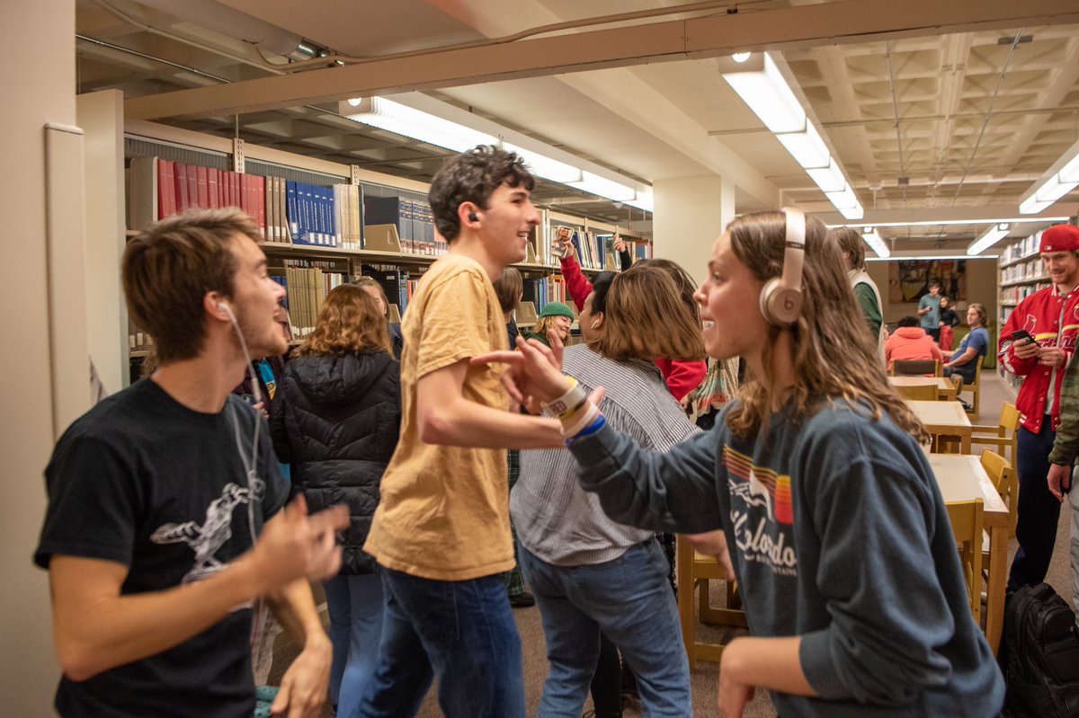 CarletonCollege's tweet image. Late night breakfast + silent dance party = a few of our favorite Carleton traditions. 🍳🎧 Good luck on finals Carls! #CarletonCollege