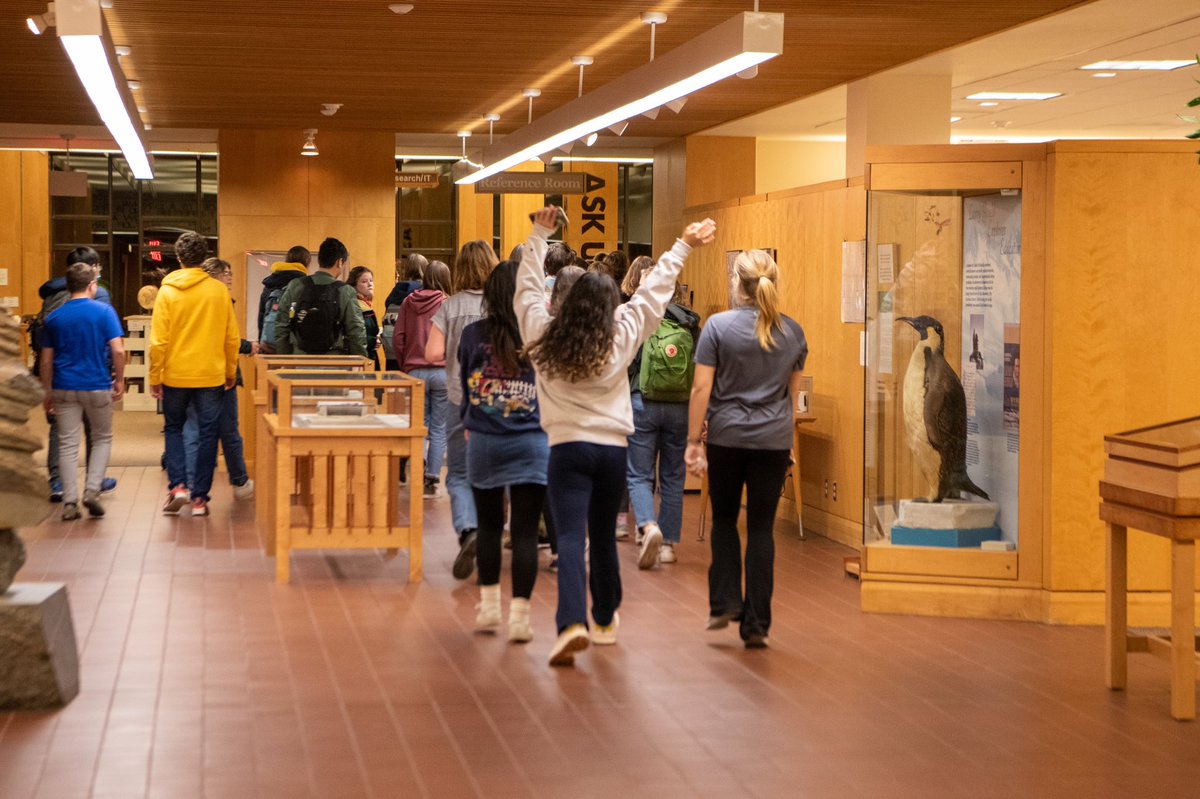 CarletonCollege's tweet image. Late night breakfast + silent dance party = a few of our favorite Carleton traditions. 🍳🎧 Good luck on finals Carls! #CarletonCollege