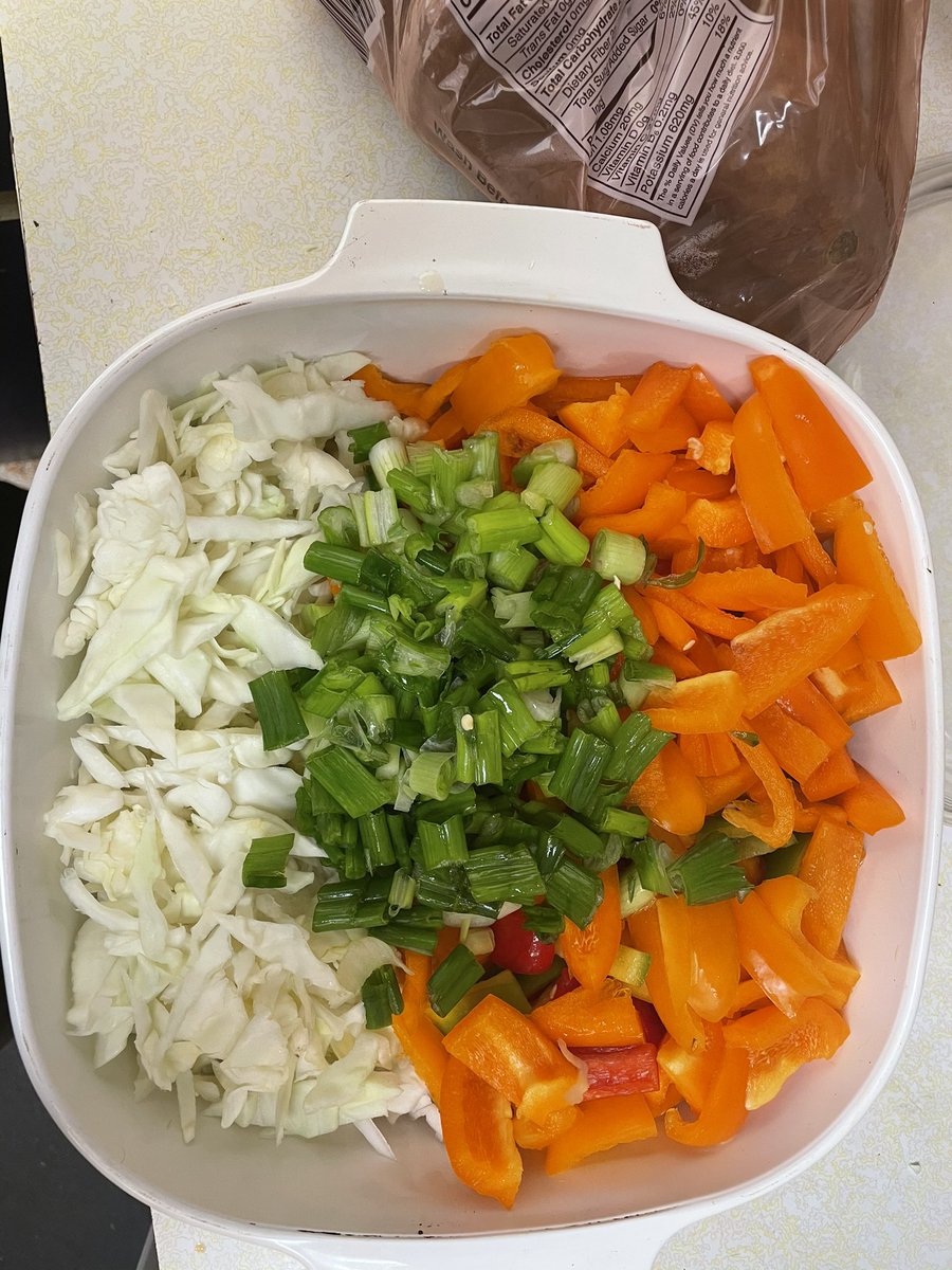 It’s our favorite day of the week: food distro day!
Some items in the menu this week are pulled pork sandwiches and pulled pork/ veggie stir fry rice bowls.
Recipe below⬇️