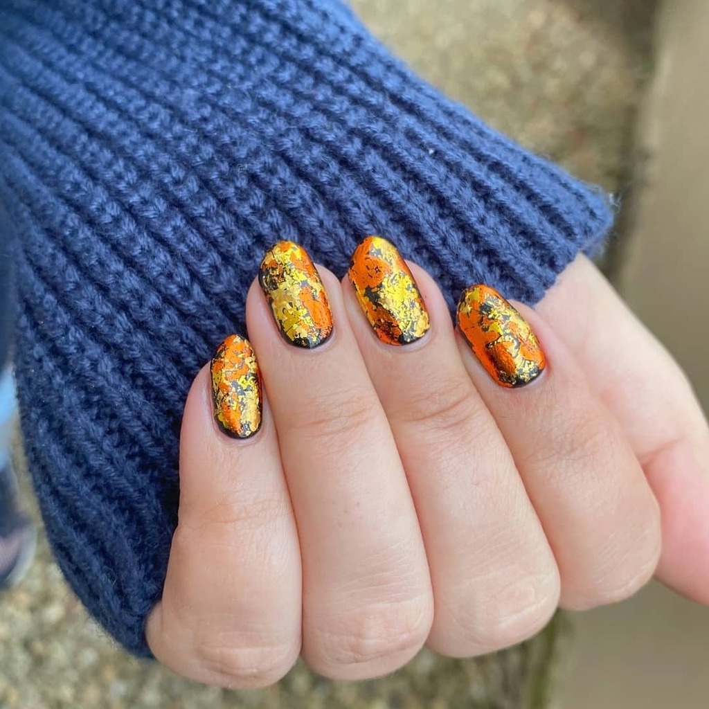 nafsalon's tweet photo. Fiery foils to make a statement ๐ฅ๐ซ #nafkimmie scatted some stunning foils on top of @the_gelbottle_inc 'Jet Black' ๐ Smothered in @nafprofessionals Spiced Apple nail & cuticle oil ๐ #tgbba2021 #nafbasicart https://t.co/Vdt4vU3Piq https://t.co/RoqafDxJtu