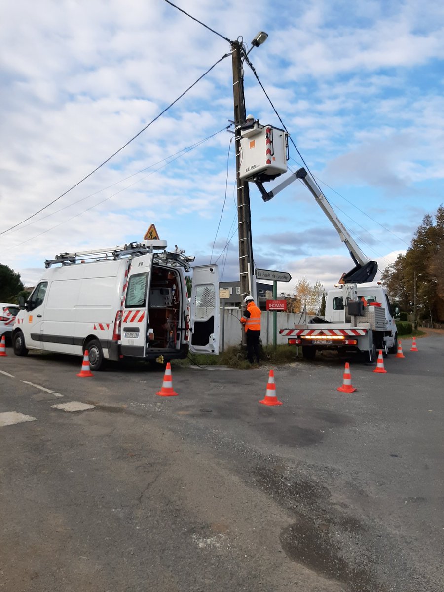 Les techniciens de la Boucle Locale de la Charente interviennent ce jour par des conditions glaciales  sur Dignac pour remplacer un 56 paires dans le cadre de la maintenance préventive #DOGSO #UISO.
merci Xavier, Tanguy, Victor.