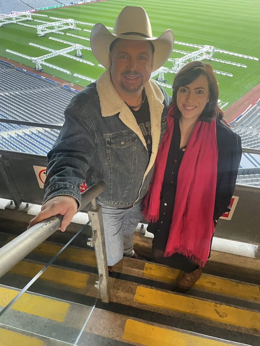 KatyFinnegan's tweet photo. Well I’ve got friends in high places 🎶 Join me for my one on one interview on @gbayfm tomorrow morning with the one and only #GarthBrooks #friends #galway https://t.co/2dsDmhf33I