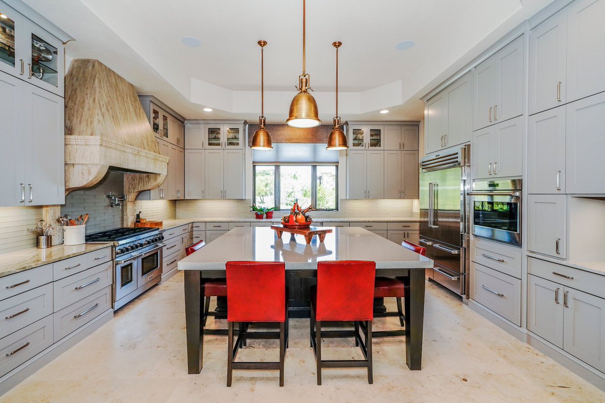 ChristofilisCH's tweet photo. With Thanksgiving around the corner, this kitchen area is ideal for entertaining guests and preparing delicious meals! Visit https://t.co/W0k28F8A7h to start planning your dream kitchen! 😊

#christofiliscustomhomes #customhomes #kitchendesign https://t.co/OsJOLNP1Ju