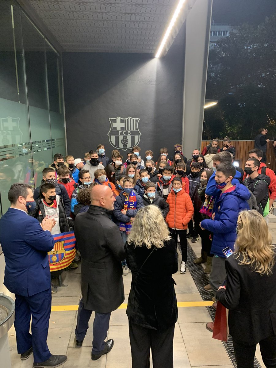 Molt contents d’haver rebut a la <a href="/PBNavas1979/">PBNavàs</a> i a la Penya Blaugrana de Vandellòs VANDEBARÇA en la seva visita a l’Estadi. Il·lusió, present i futur. Gràcies!! 💙♥️ #Barça #FCBlive