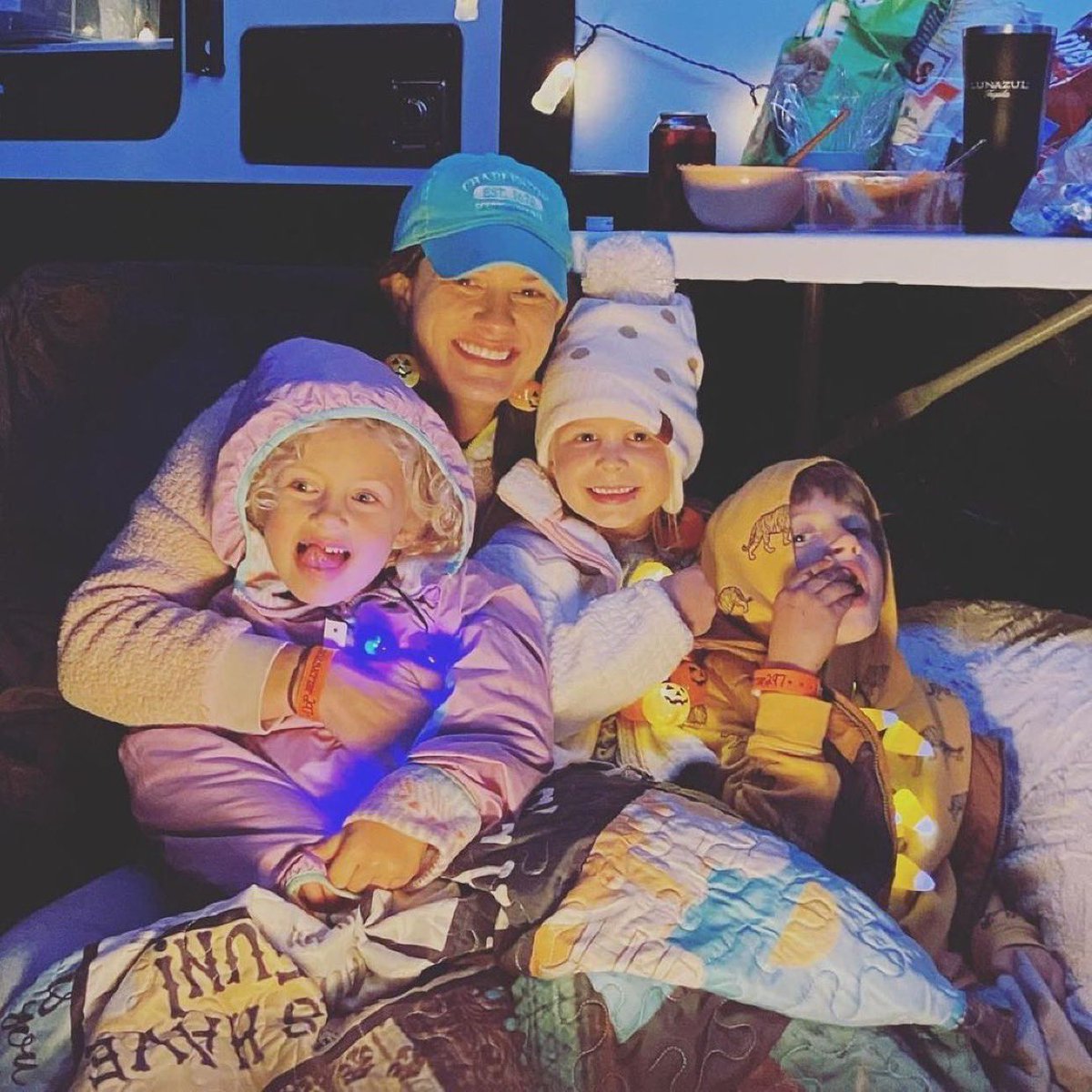 We can’t wait to see your smiling faces for Thanksgiving!! If a long weekend in the #greatoutdoors is for you, book with us at jellystonemammothcave.com - or give us a call at 270-773-3840.

#jellystoneky #campjellystone #gocamping #getoutside #thanksgiving2021
📷 aimeegriffith