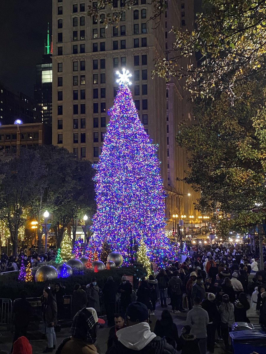 ymota's tweet photo. Chicago's Holiday Tree π always makes me smile #TeamDCASE #cityofchicago #citylife https://t.co/e54uXle9It