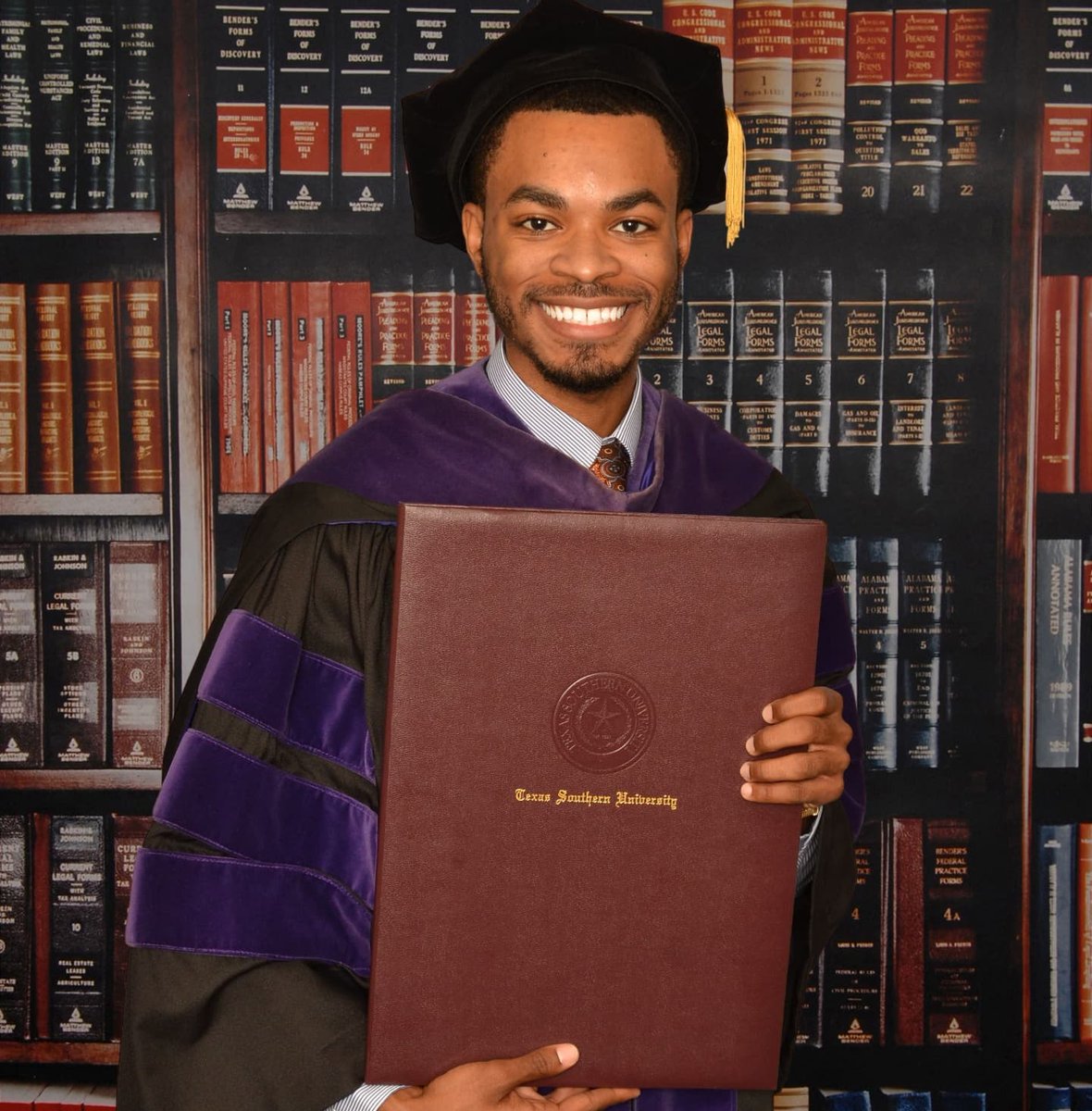Makell_Swinney's tweet photo. βThe dream is free, but the hustle is sold separately.βΒ β Steve Harvey
#TMSL #ThurgoodMarshall #FutureJD #JDLoading #2022Grad #HBCUGrad https://t.co/eOVYioabmb