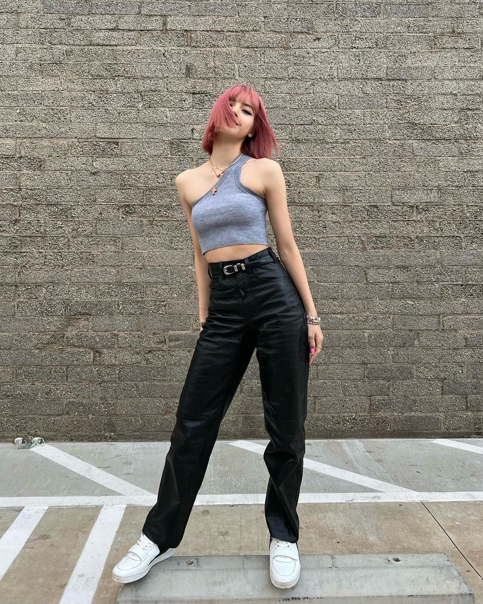 PapikaLalisaJK's tweet photo. มาเลยลูก!! รัวๆรูปมาเลยลงให้หมด!! 🥺 คิดถึงมาก 😭 #LISA https://t.co/riP6peZsd3