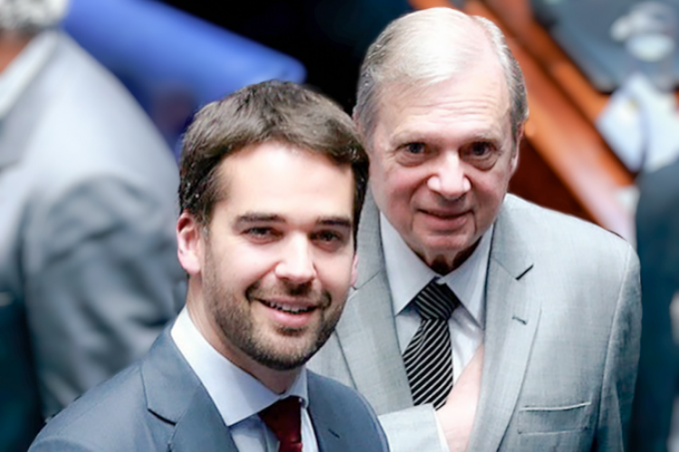 laurojardim's tweet photo. No dia do fiasco do PSDB, a cúpula se reuniu até no banheiro. https://t.co/tMNyenrgn1 https://t.co/3wZRCL70Qr