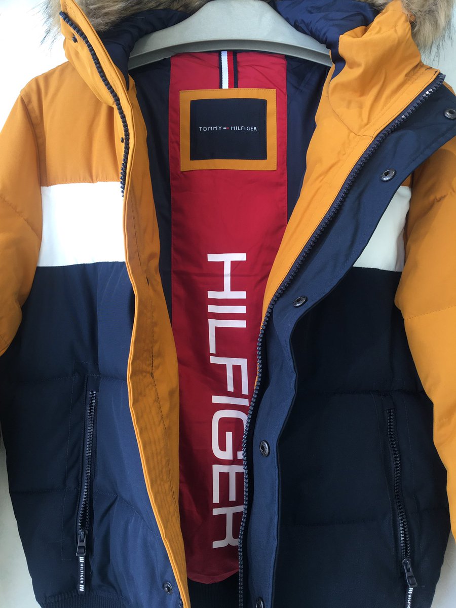 v_young_v's tweet photo. #トミーヒルフィガー のジャケットが入荷しました‼️イエローベース、ブラックベースの２型です。
コーデしやすいシルエットでオススメです‼️他にも色々入荷しております‼️
#young
＃ヤング
#都城
＃ストリートファッション
＃セレクトショップ
#tommyhilfiger 
＃ストリート
#sunyoung
#サンヤング https://t.co/DSPqYZRLXe