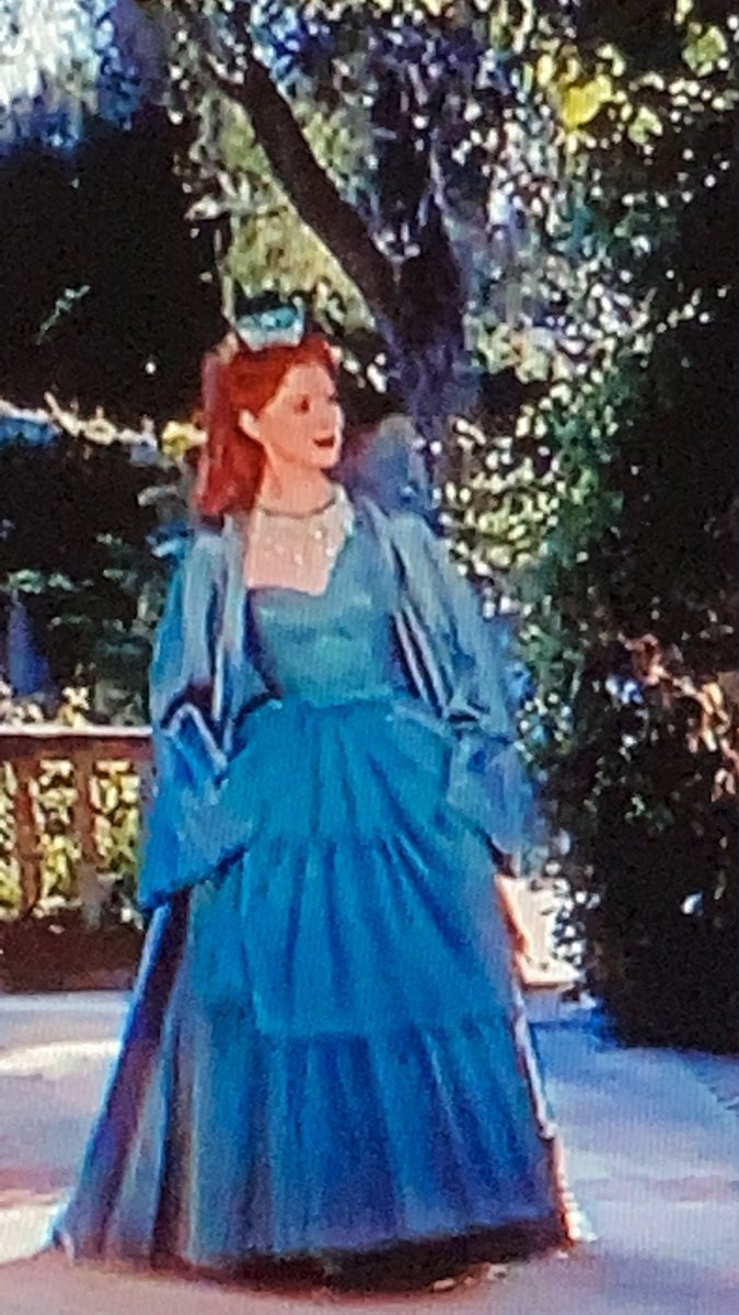 willywaldo's tweet photo. I always wear a crown when I am invited to dinner. #TCMParty #princesscomplex #theredshoes https://t.co/fvIElmsU29