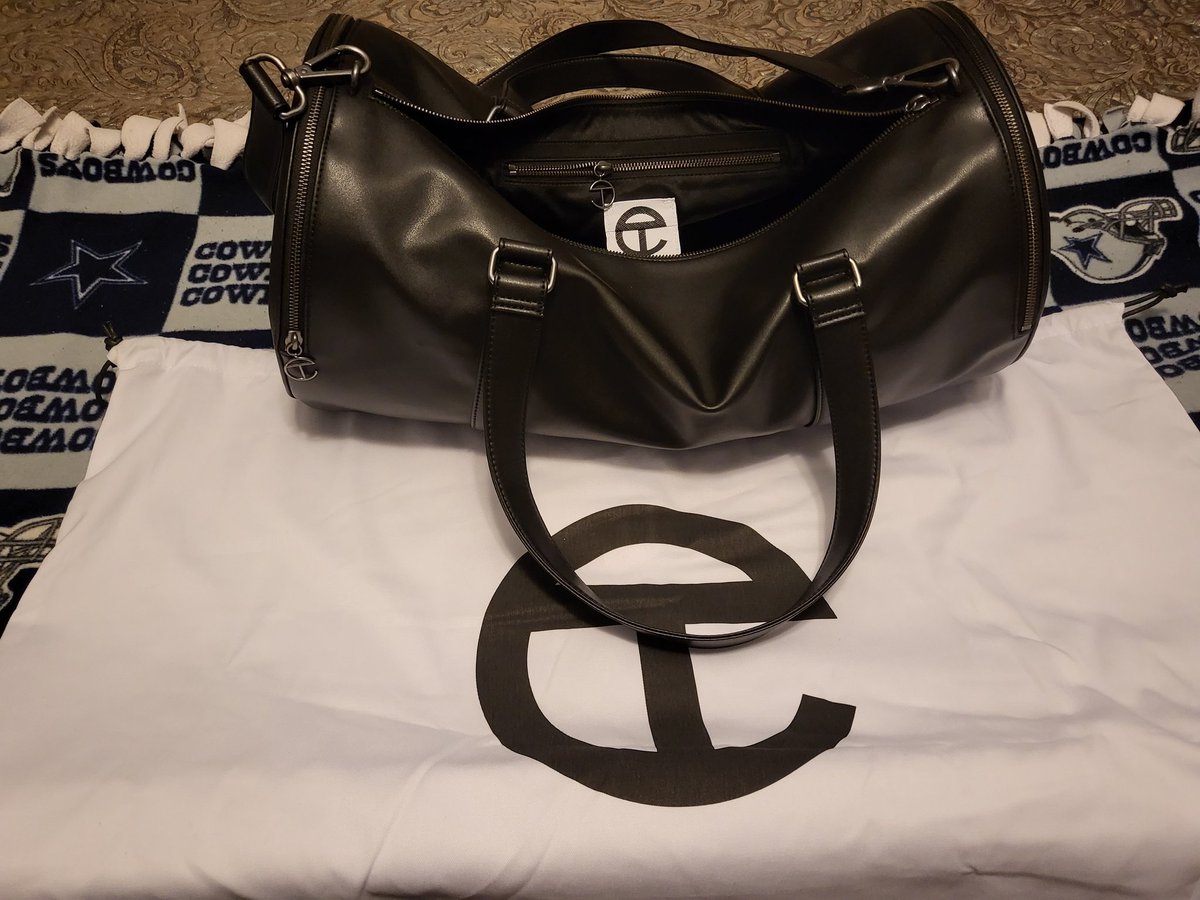1deezy96's tweet photo. @TELFARGLOBAL FINALLY getting to break out my new Telfar duffle! It's already my new favorite bag! Along with my other favorite thing! https://t.co/9KBYTdcLAO