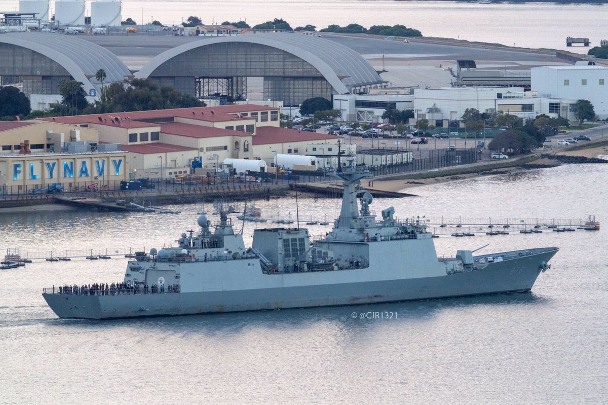 WarshipCam's tweet photo. Republic of Korea Navy Chungmugong Yi Sunshin-class helicopter destroyer ROKS Wang Geon (DDH-978) leaving San Diego - November 22, 2021 #rokswanggeon #ddh978
* photos courtesy of @cjr1321 https://t.co/gzwHOB19KM