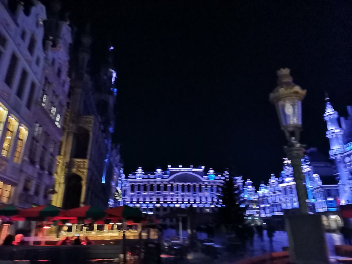 NaghibFlight's tweet photo. Lindo recorrer Bruselas de noche, aunque con mucho frío 🥶🥶, pero con una sopa de cebolla, listo! 
#BruselasDeNoche #PlazaCentralDeBrucelas #Brucelas #Bélgica https://t.co/6ms4ljwdce