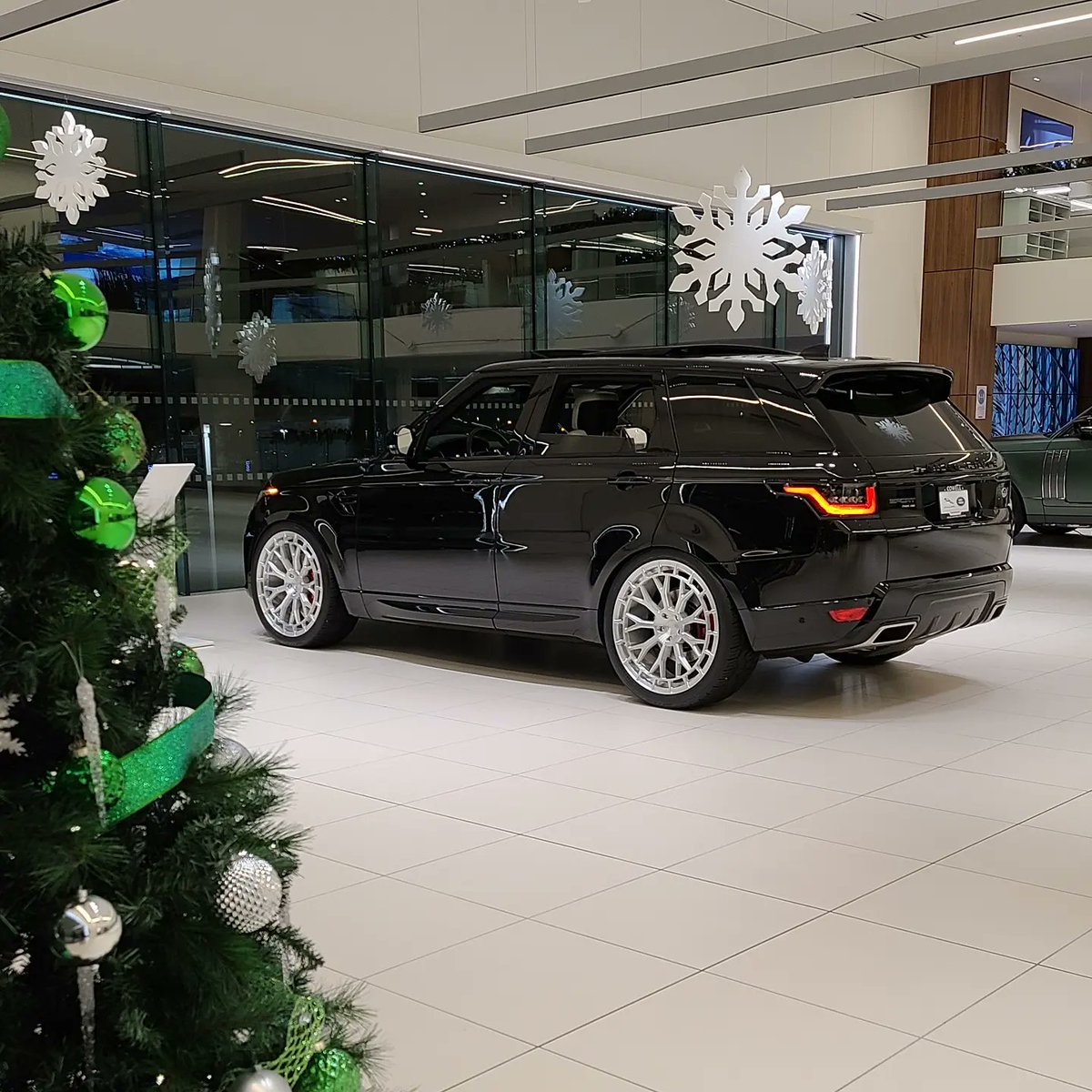 JLRRichmond's tweet photo. 'Tis the season...
--
#JLRRichmond #Christmas #Holidays #HolidaySeason #Snow #ChristmasTree #Jaguar #LandRover #Richmond #RichmondAutoMall @go_auto https://t.co/qA2i2Fn95o