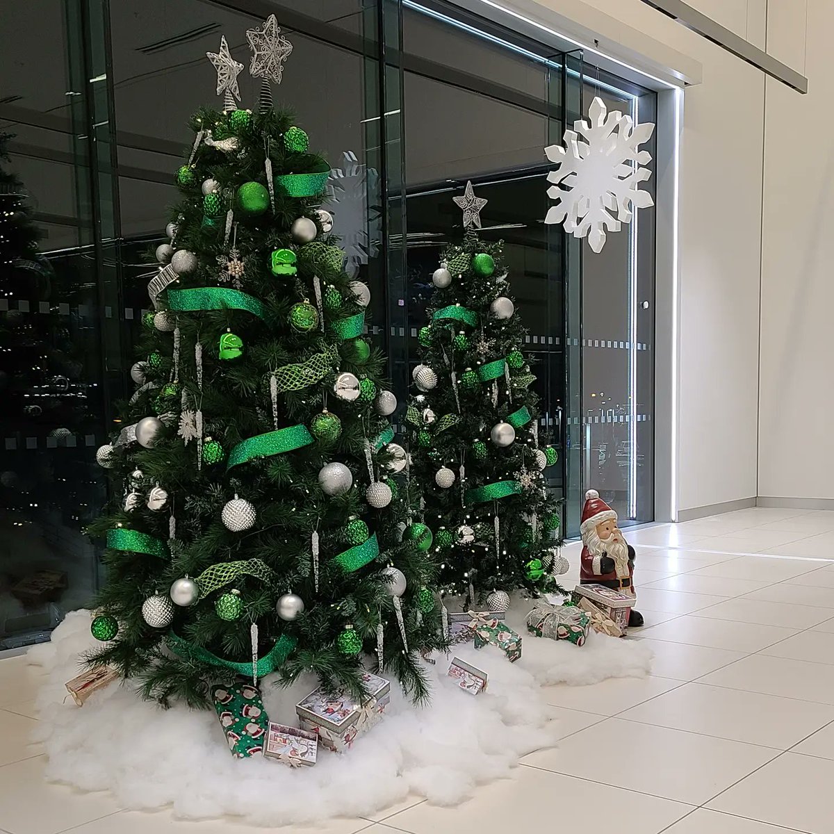 JLRRichmond's tweet photo. 'Tis the season...
--
#JLRRichmond #Christmas #Holidays #HolidaySeason #Snow #ChristmasTree #Jaguar #LandRover #Richmond #RichmondAutoMall @go_auto https://t.co/qA2i2Fn95o