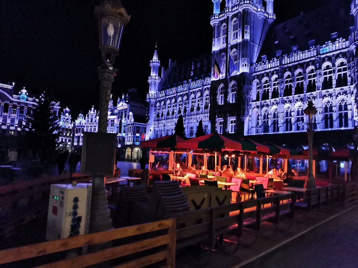 NaghibFlight's tweet photo. Lindo recorrer Bruselas de noche, aunque con mucho frío 🥶🥶, pero con una sopa de cebolla, listo! 
#BruselasDeNoche #PlazaCentralDeBrucelas #Brucelas #Bélgica https://t.co/6ms4ljwdce