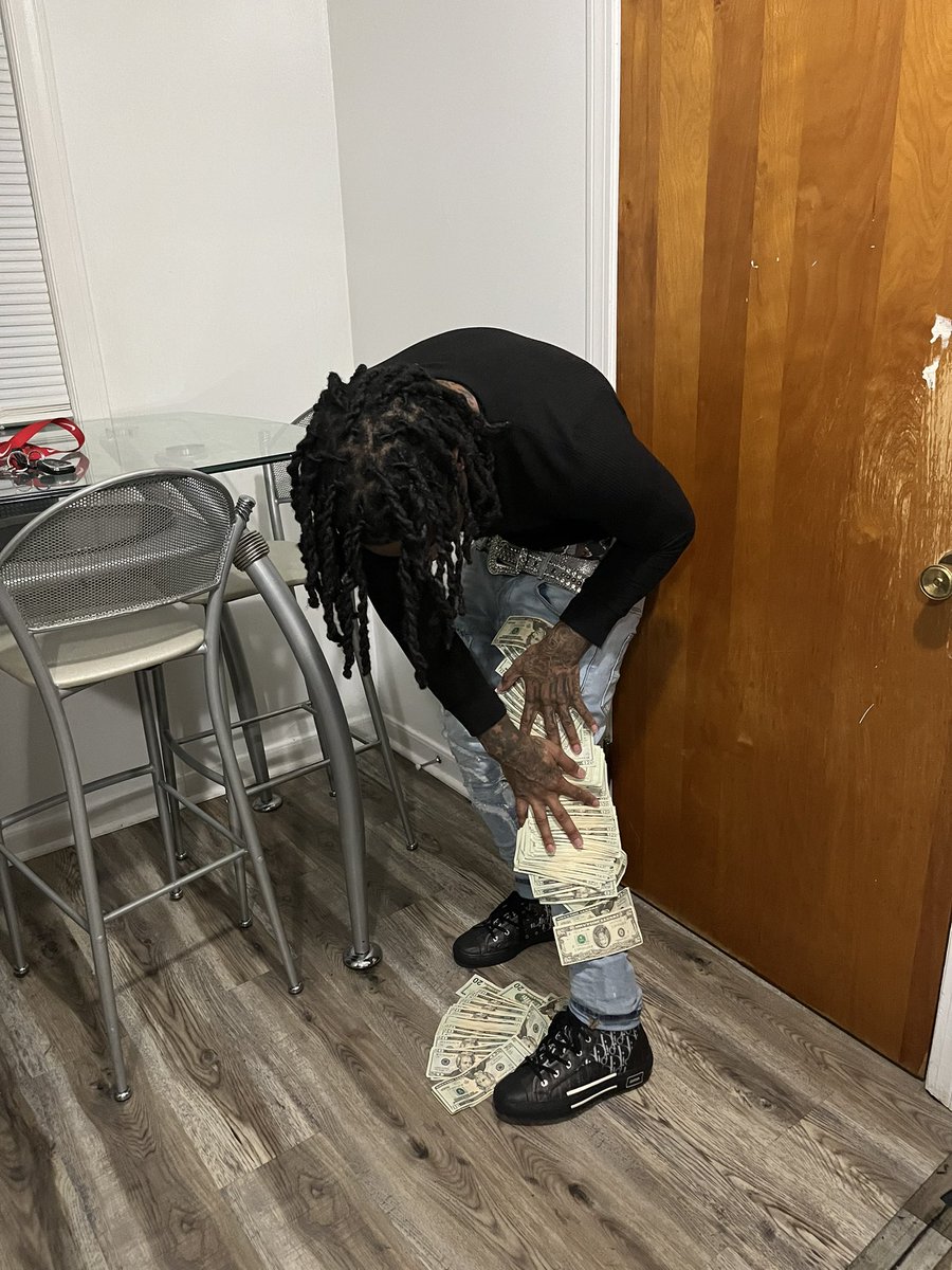 LaurentDaDon's tweet photo. Still in them Trenches🏚, Still Fighting cases👩🏼⚖️, Still Prayin I make it out 🙏🏾🗣💯 #FreeRico #Free10 #FreeSav #LLScott #LLCT #LLE https://t.co/7j7wrueM2N