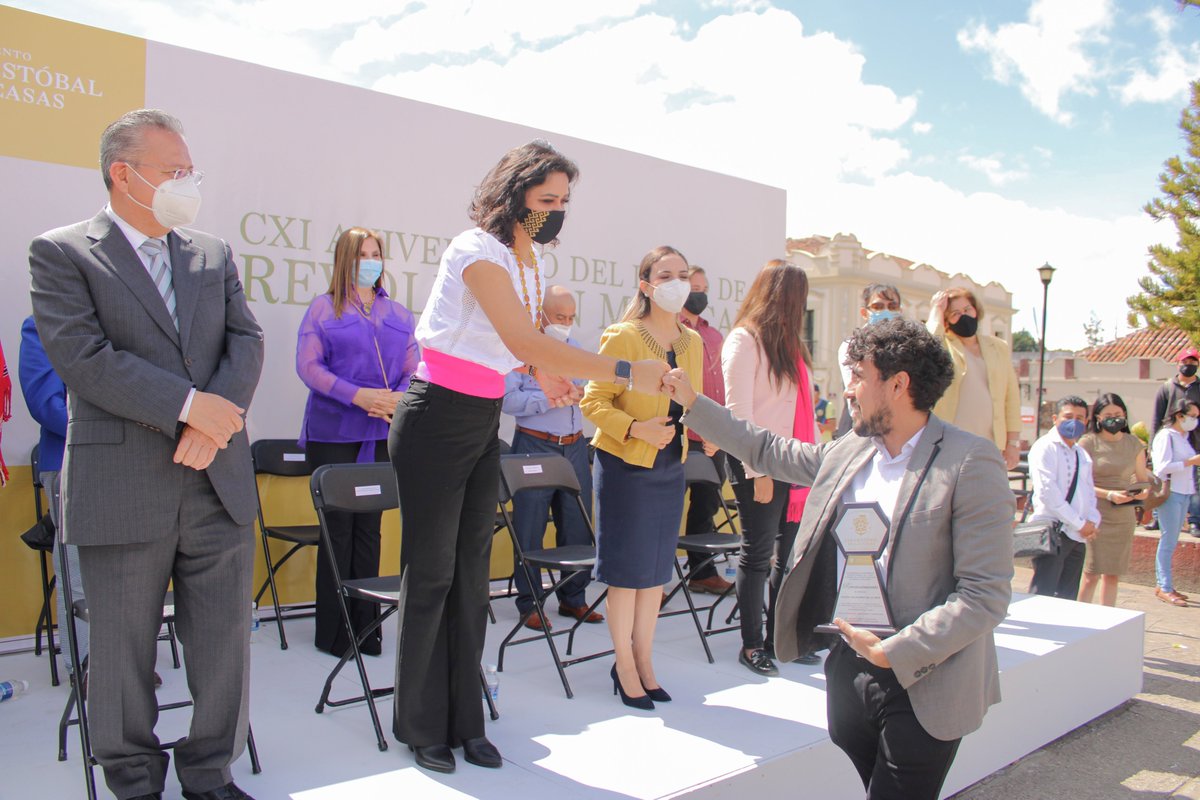 IJECH_Chiapas's tweet photo. 🔈Asiste como invitada especial la titular del #IJECH, a la entrega del Premio Municipal de la Juventud y el Deporte en San Cristóbal de Las Casas, que otorgó el Gobierno Municipal a través de la Comisión de Juventud y Deporte de este municipio.
#JuventudesDeCorazón https://t.co/aKY1B2t8kt
