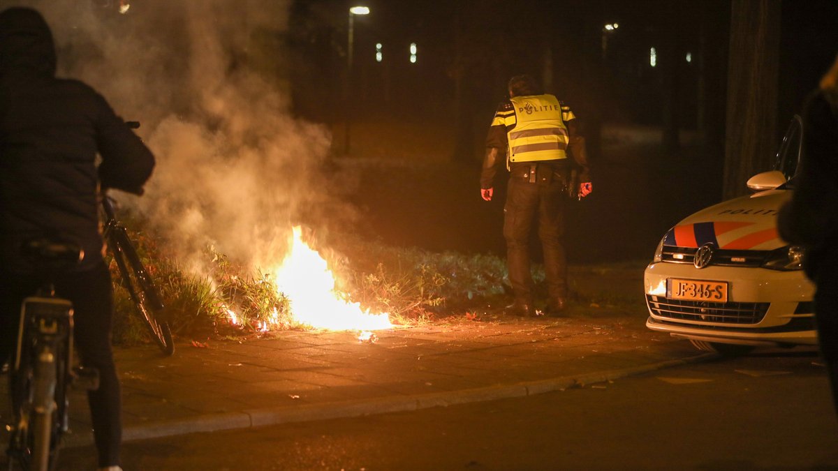 OmroepGLD's tweet photo. Politie hele avond druk met vernielzuchtige jongeren bij beruchte rotonde https://t.co/4L0mezE9bm https://t.co/XqM8wq66xn