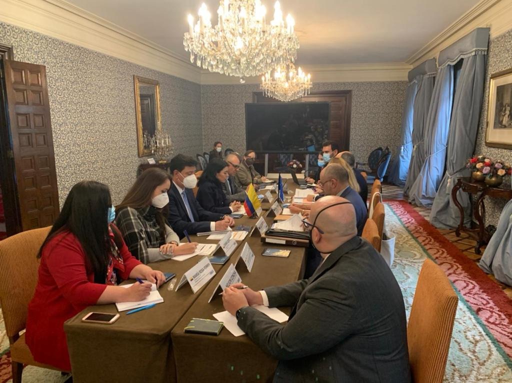 APCColombia's tweet photo. #Hoy estamos con @MyriamFerran, directora adjunta de @EU_Partnerships, con el Embajador @GBertrand_UE y con @CancilleriaCol revisando nuestra agenda de cooperación, retos y perspectivas. #EUDev #Globaldev https://t.co/uczmLv3i8S