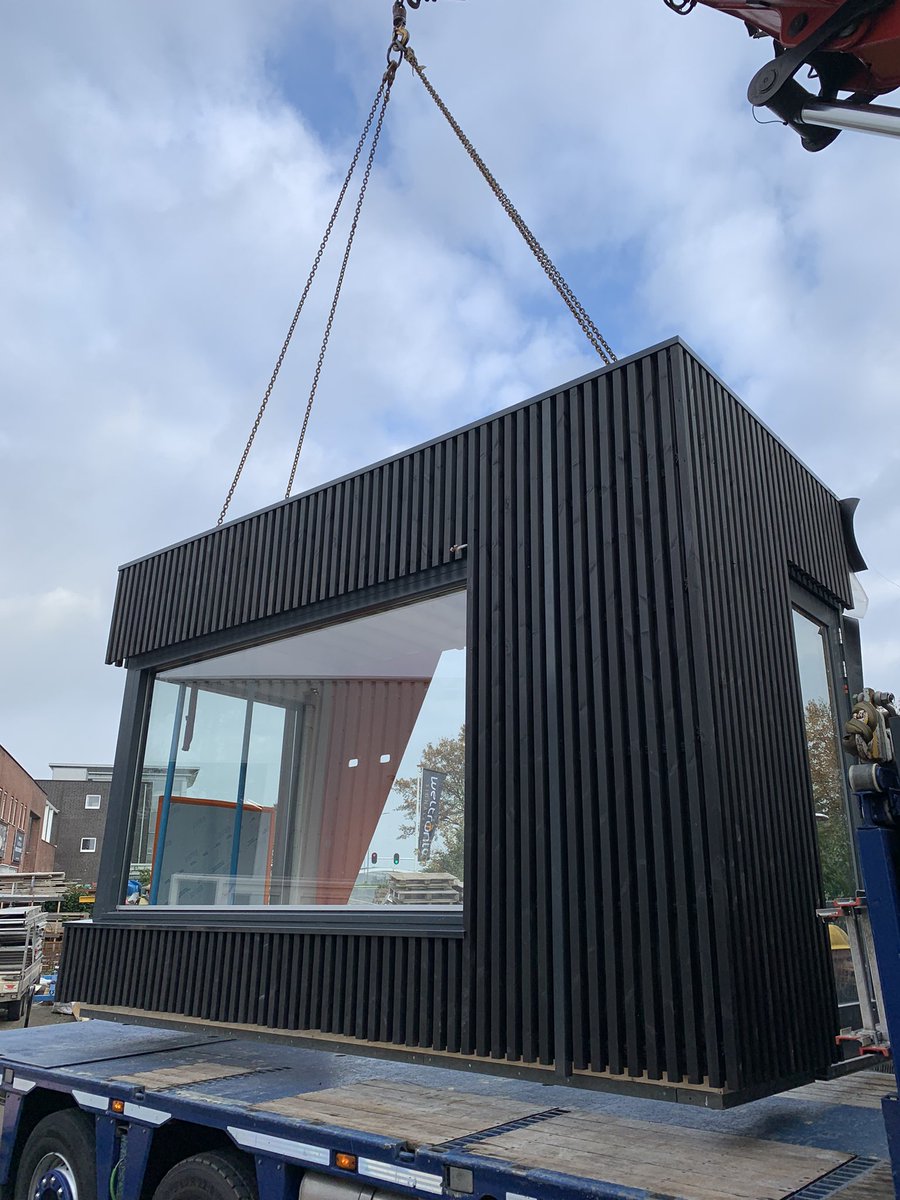 Onlangs weer een hele gave prefab #DESIGN uitbouw geplaatst.

Deze uitbouw is voorzien van een onzichtbaar gemonteerd verduurzaamd lattensysteem. De vierkante hemelwaterafvoer is nagenoeg onzichtbaar tussen het lattensysteem weggewerkt. 

#prefab #uitbouw