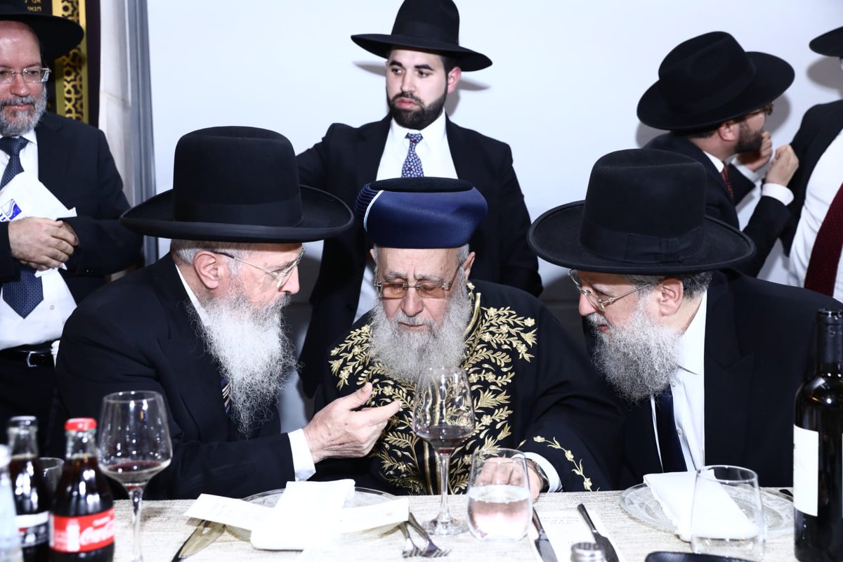 Maran_Heritage's tweet photo. מרן פוסק הדור הראש"ל והרב הראשי לישראל הגר"י יוסף שליט"א, וגדול הדור מרן ראש הישיבה רבינו שלום כהן שליט"א בחתונת בתו של הגאון הגדול רבי דוד יוסף שליט"א חבר מועצת חכמי התורה.
צילום: יעקב כהן
@yakovariel https://t.co/9eAcq6CmGD