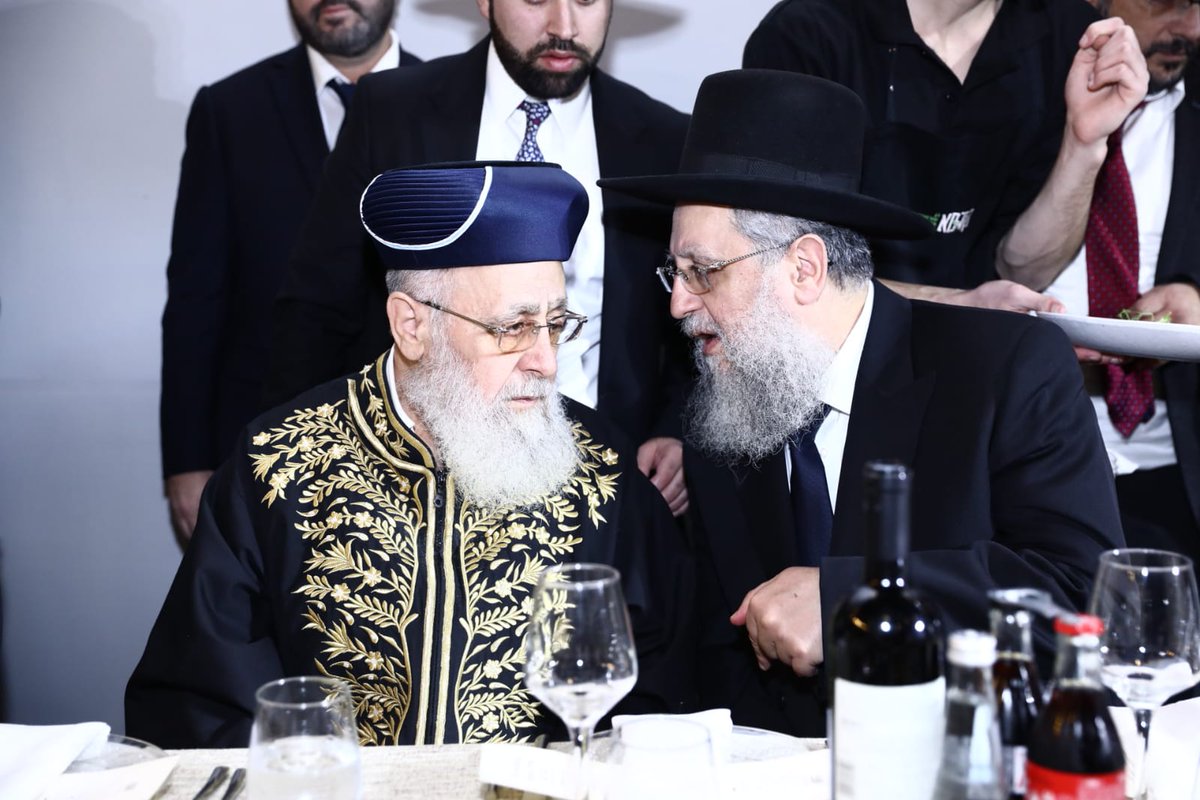 Maran_Heritage's tweet photo. מרן פוסק הדור הראש"ל והרב הראשי לישראל הגר"י יוסף שליט"א, וגדול הדור מרן ראש הישיבה רבינו שלום כהן שליט"א בחתונת בתו של הגאון הגדול רבי דוד יוסף שליט"א חבר מועצת חכמי התורה.
צילום: יעקב כהן
@yakovariel https://t.co/9eAcq6CmGD